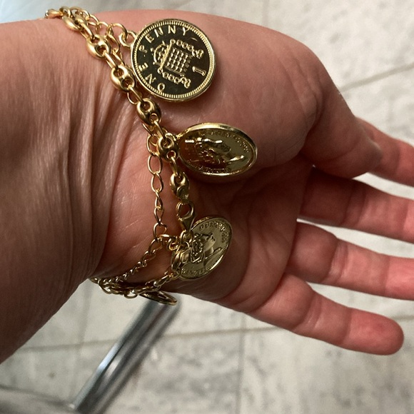Gold coin charm bracelet fits up to size 8 wrist - Picture 6 of 6